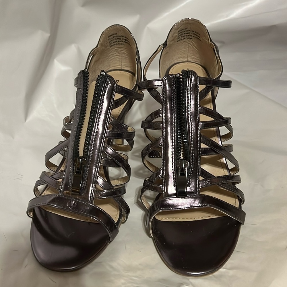 Strappy evening shoe with shimmer